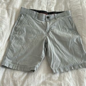 Copper oak size 34 waist, light, gray men’s shorts, right pocket zips, excellent
